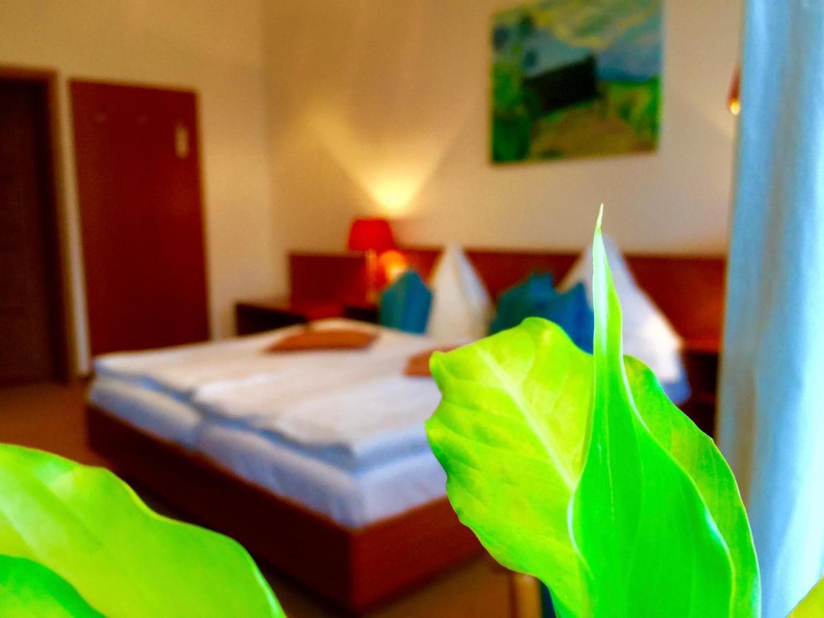 Zu Den Linden - Radebeul Pension Mit Restaurant Екстер'єр фото
