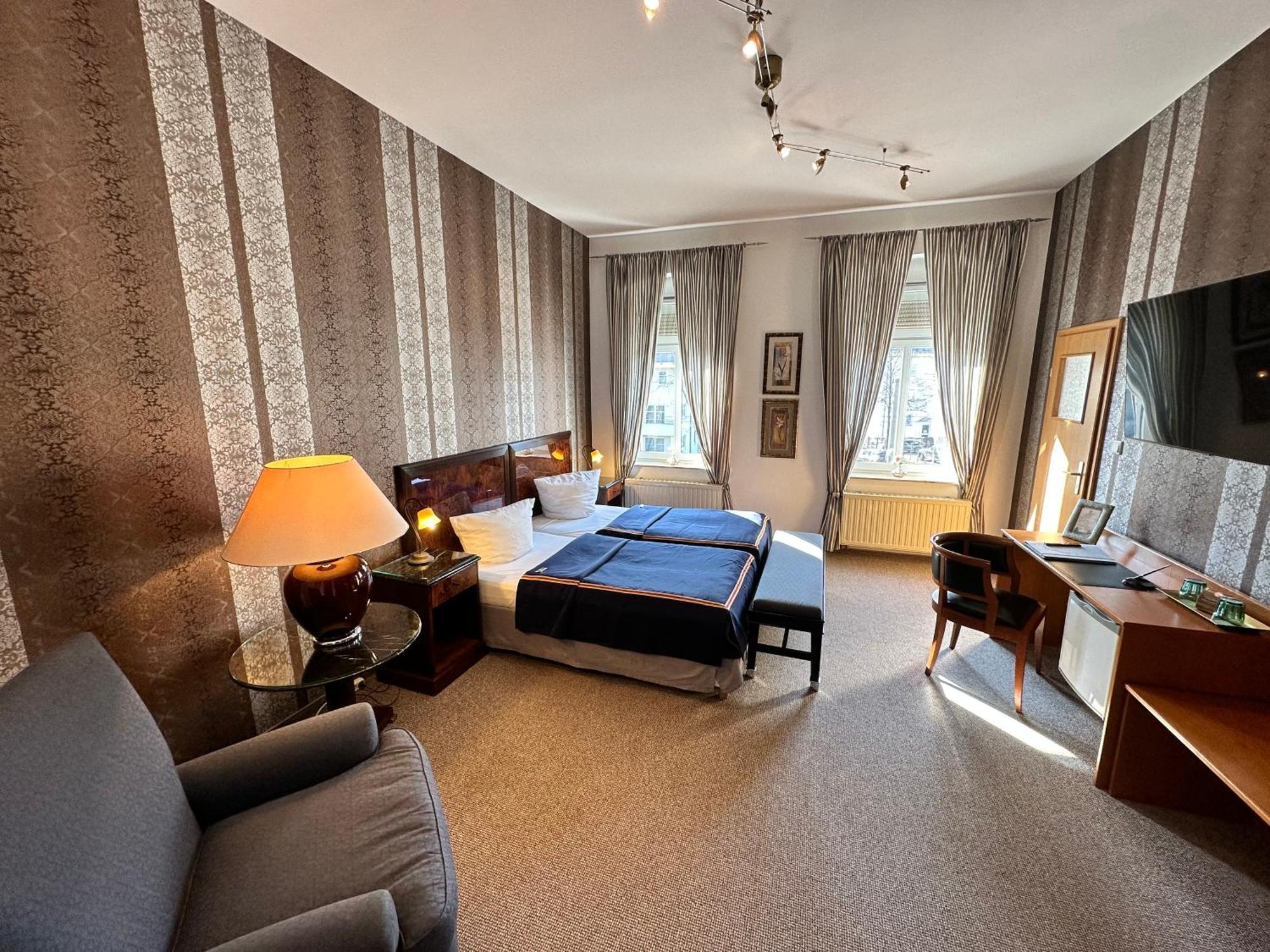 Zu Den Linden - Radebeul Pension Mit Restaurant Екстер'єр фото